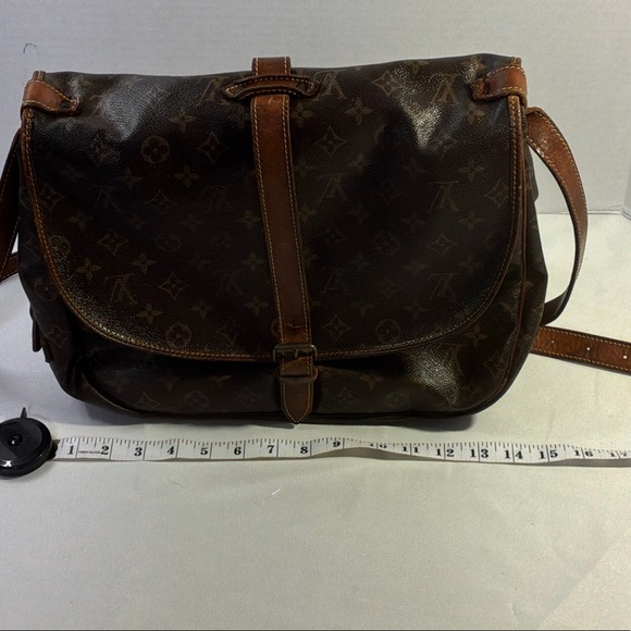 LOUIS VUITTON SAUMUR 35 MONOGRAM CROSSBODY - Picture 2 of 16